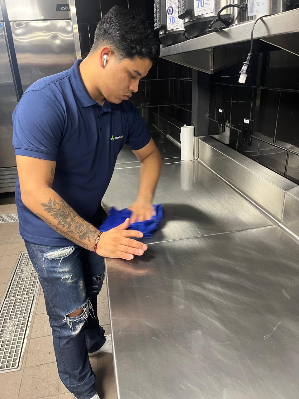 Personal de MexService limpiando una superficie en un espacio comercial
