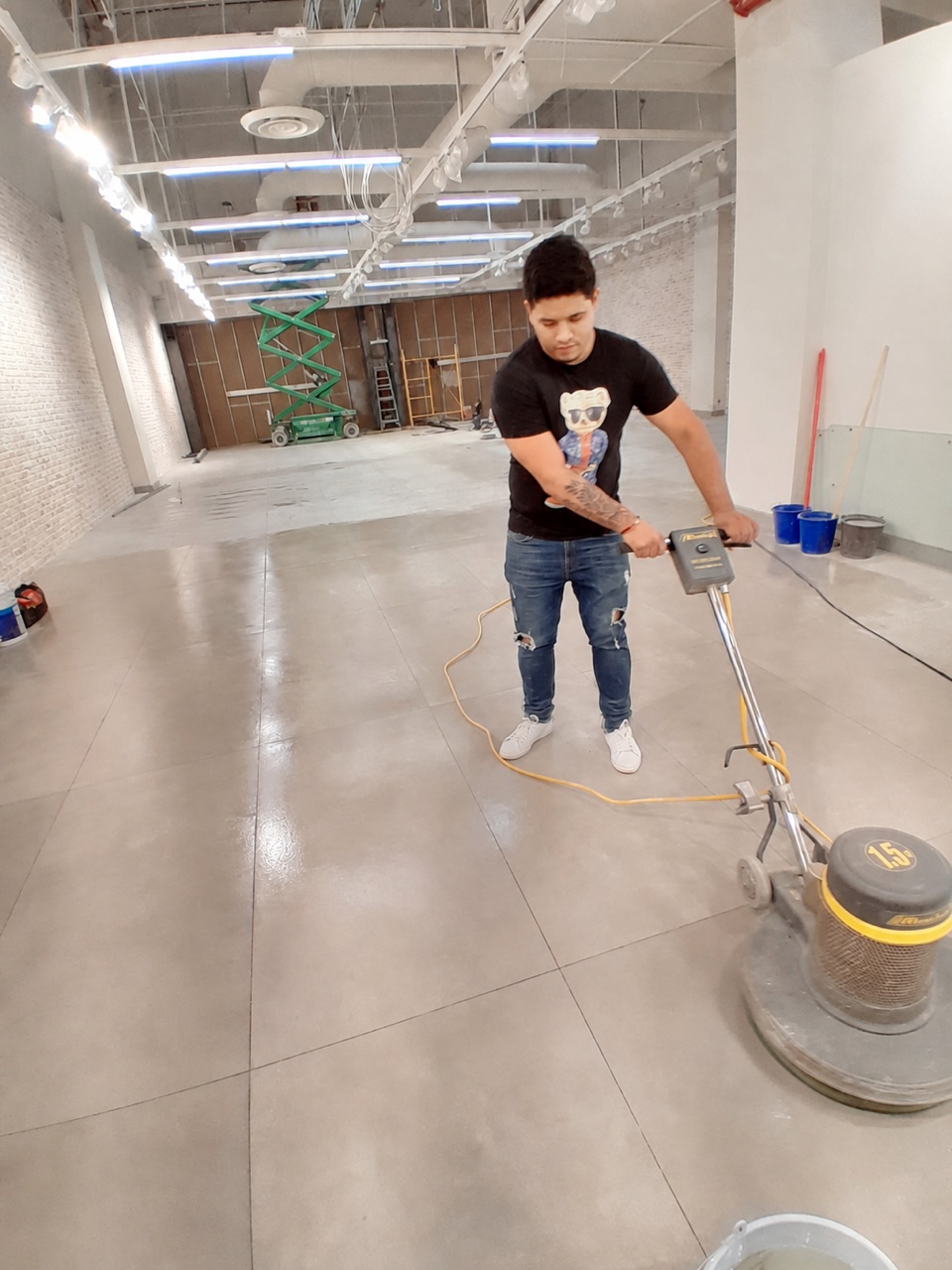 Personal de MexService realizando limpieza profesional en un espacio comercial